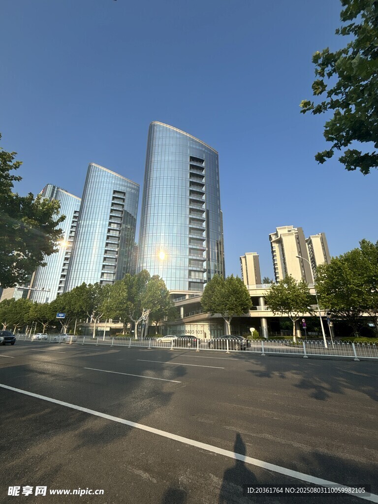 城市宽阔道路旁的摩天大楼