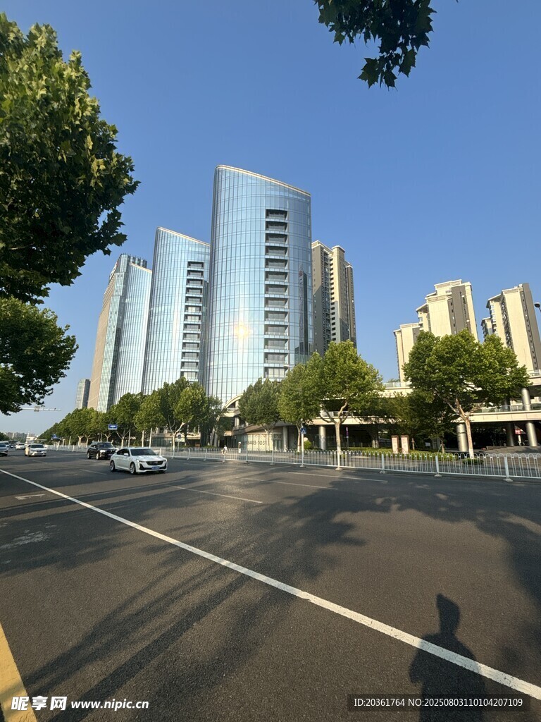 城市宽阔道路旁的现代建筑