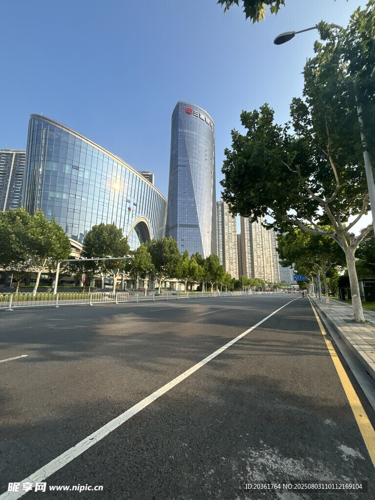 城市宽阔道路与高楼景观