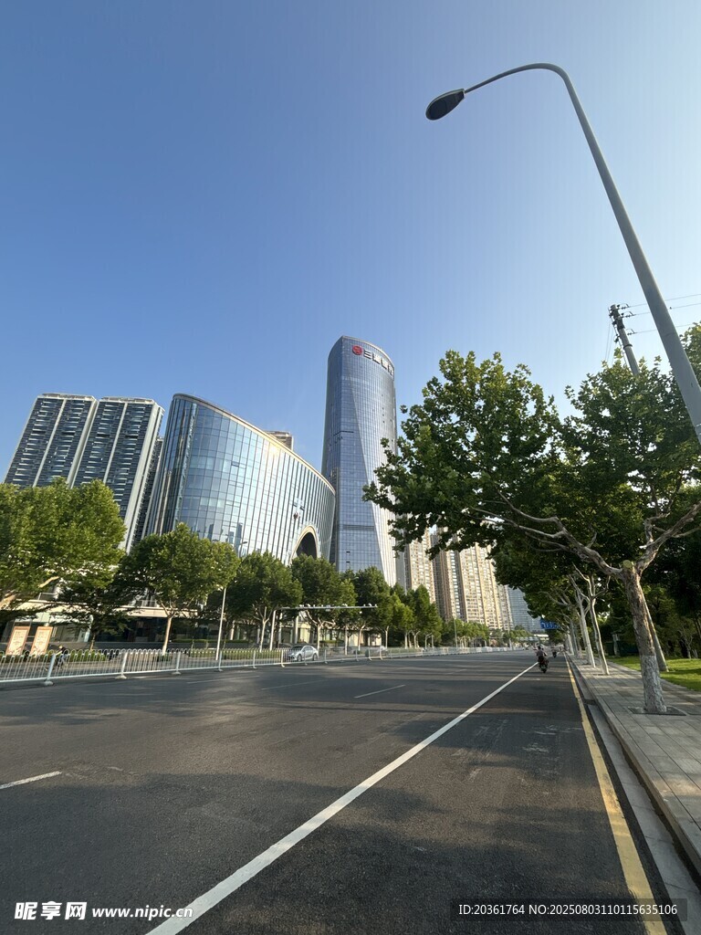 城市街道旁的现代建筑景观