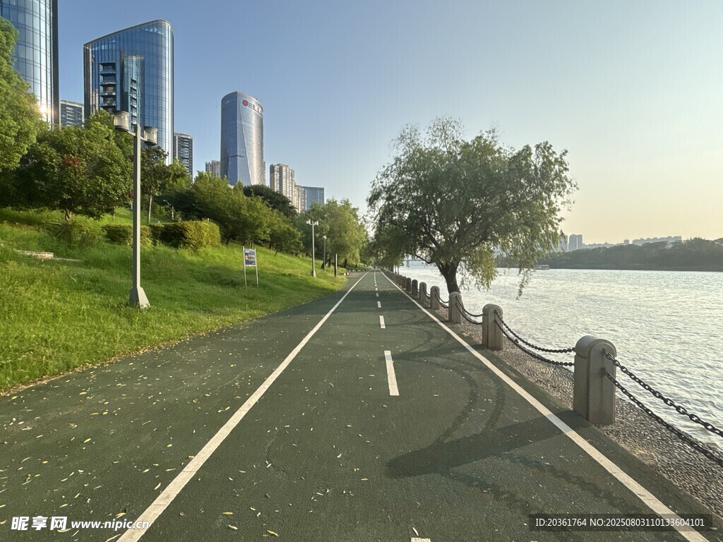 城市河畔的静谧骑行道路