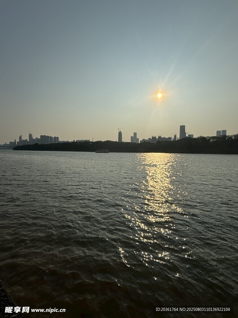 江边日落美景