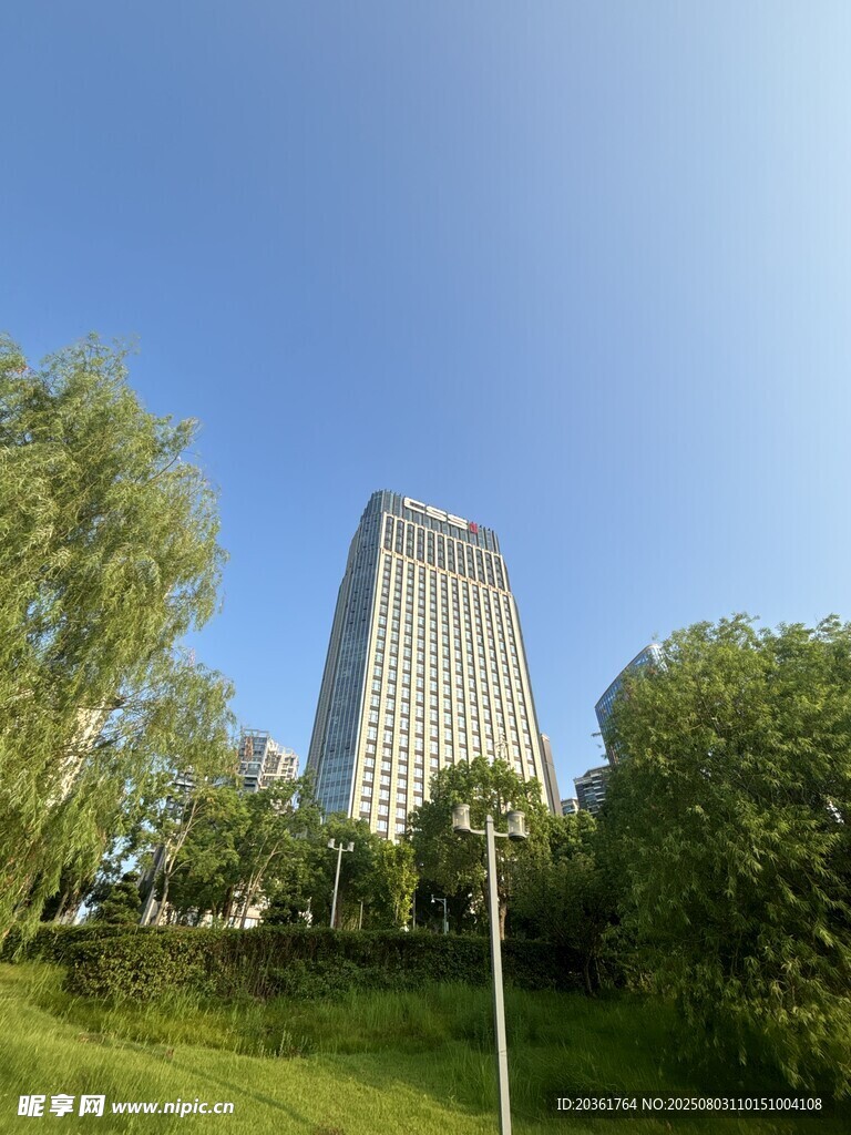 城市绿地旁的高楼景观