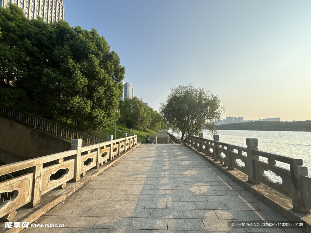 江边木栈道风景