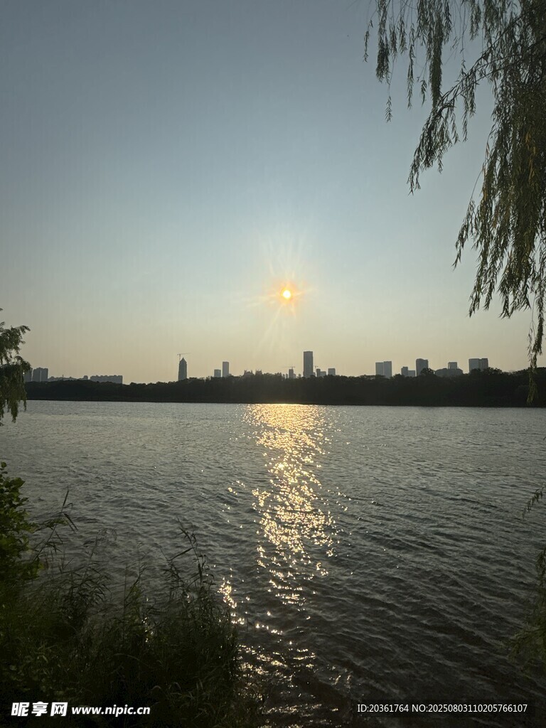 湖畔夕阳美景