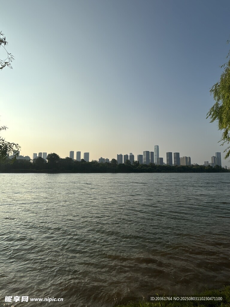 湖畔城市天际线美景