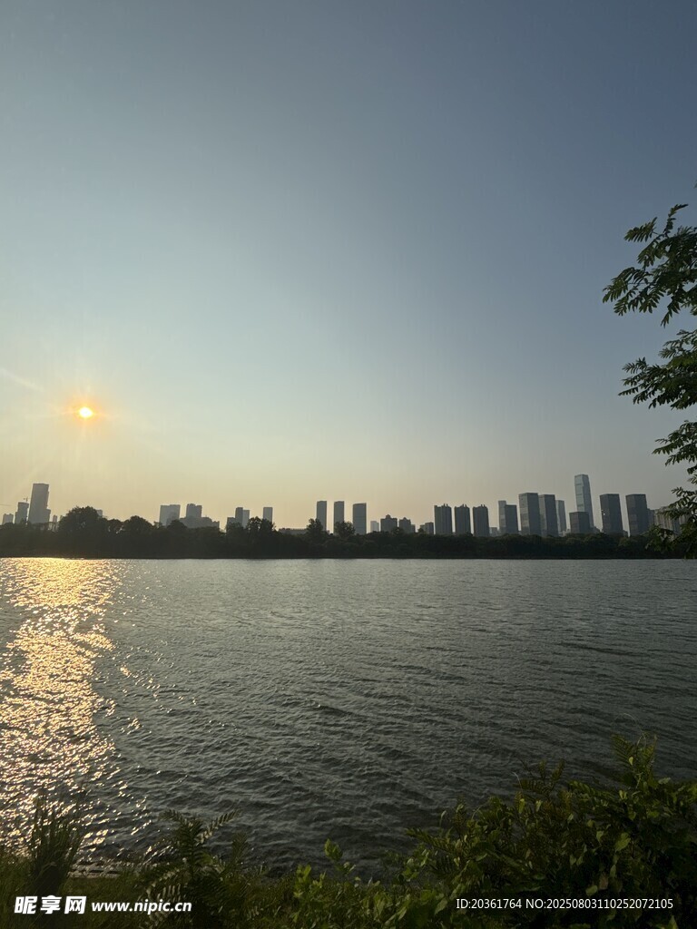 湖畔夕阳下的城市天际线