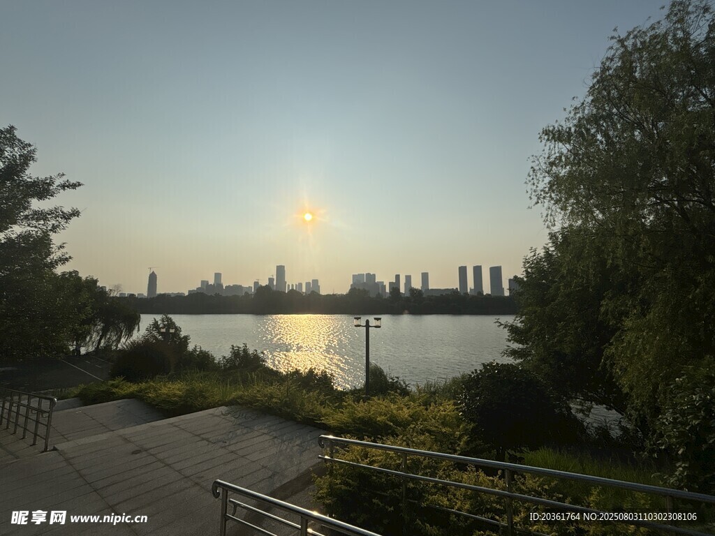 湖畔日落美景