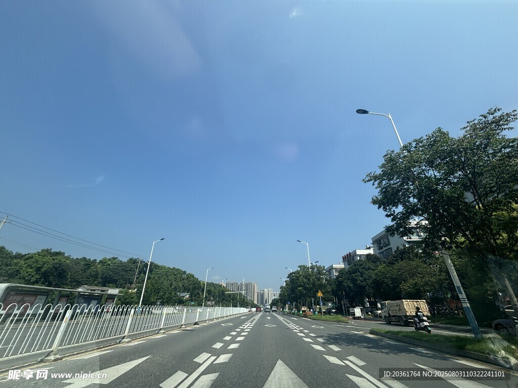 宽阔公路上的晴朗风景