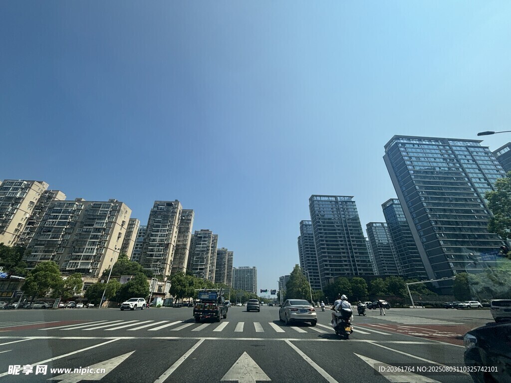 城市道路上的车辆与高楼