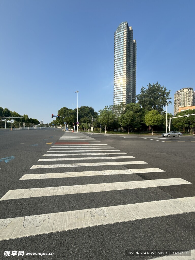 城市宽阔马路旁的高楼