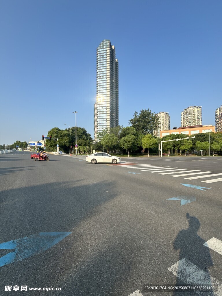 城市道路旁的高耸建筑