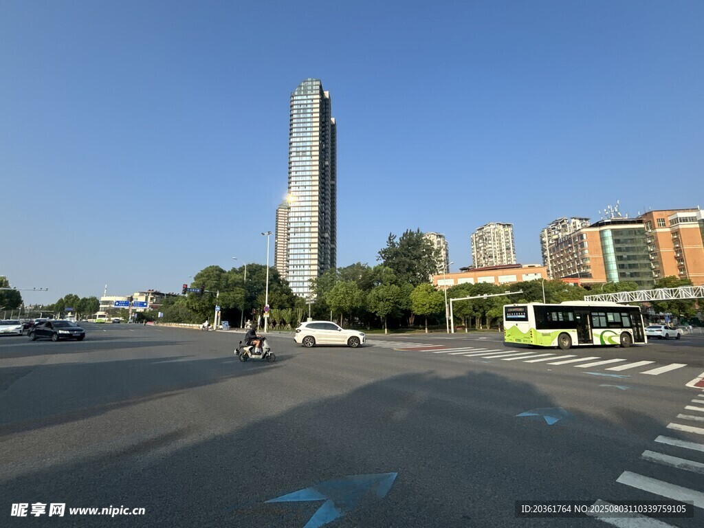 城市街道旁的高耸建筑
