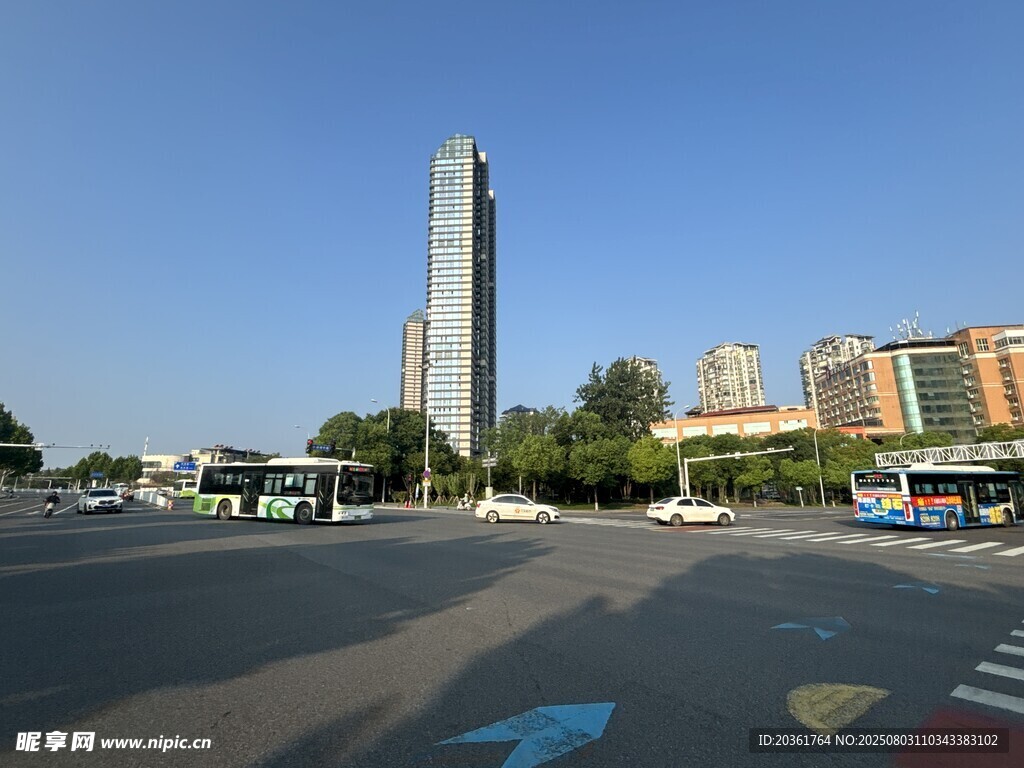 城市街道旁的高耸建筑
