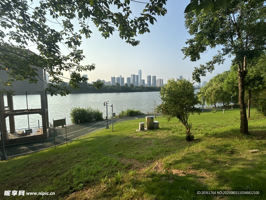湖畔绿地休闲美景