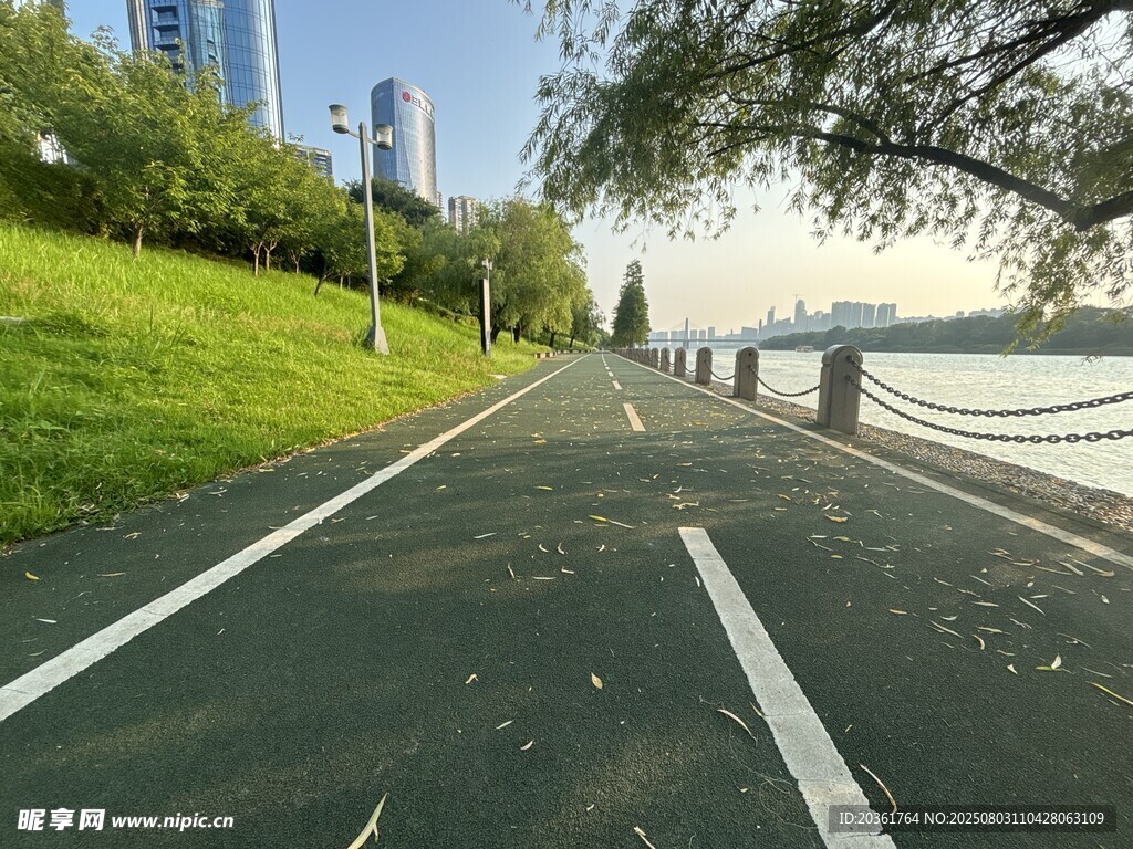 城市间的宁静骑行道路
