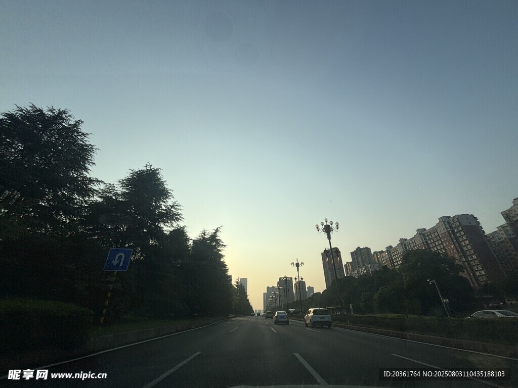 黄昏时分的城市道路风景