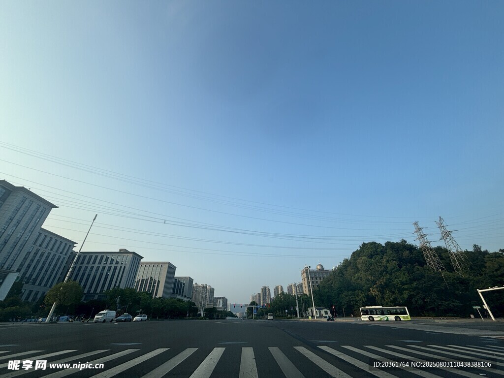 城市空旷道路与建筑景观