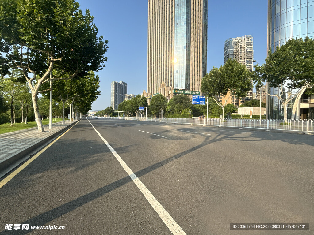 城市宽阔道路与高楼景观