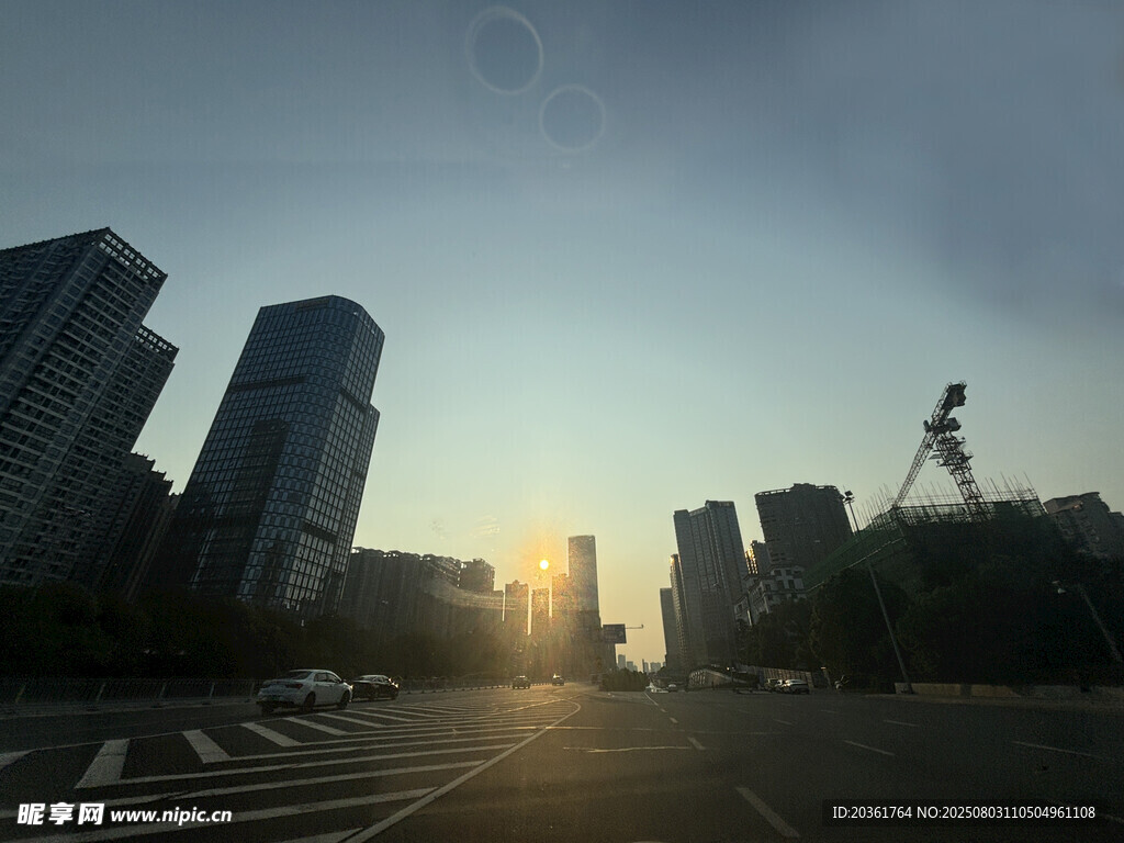 城市黄昏下的宽阔道路与建筑