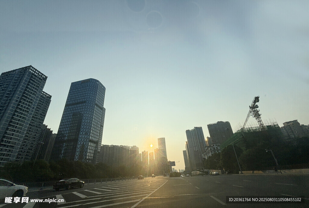 城市日出时的高楼景象