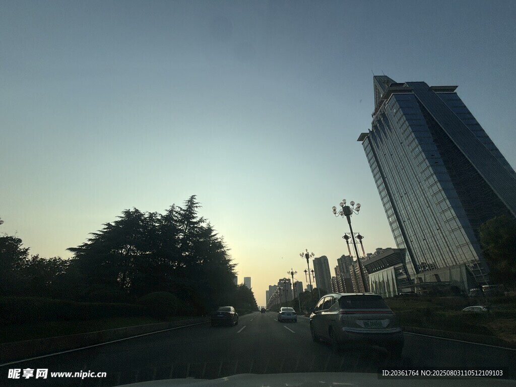 城市黄昏街道与高楼景象