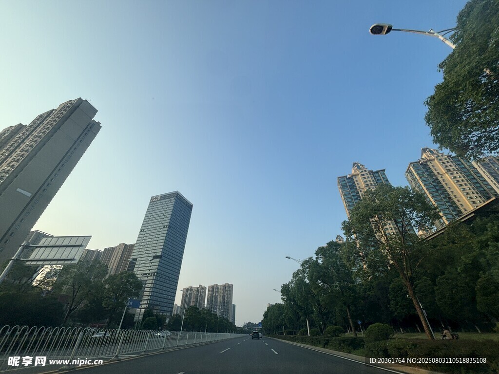城市道路旁的高楼景观