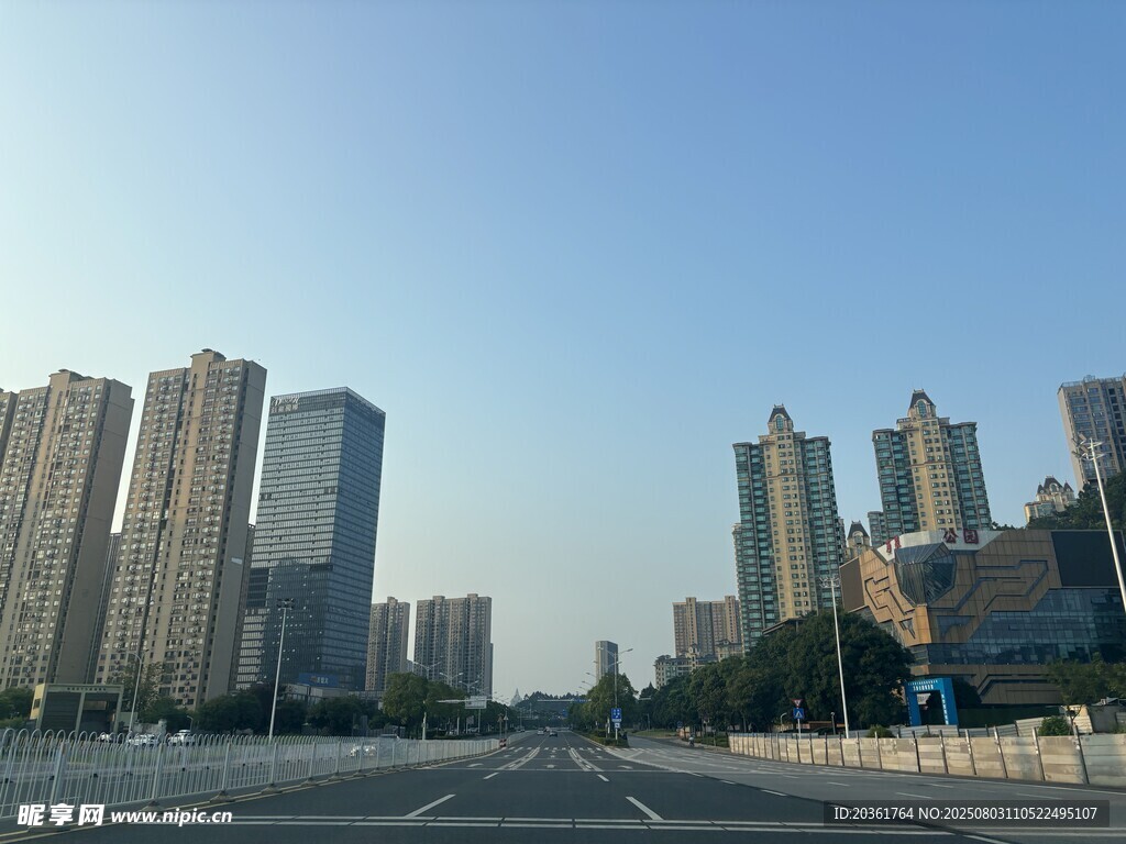 城市宽阔道路与高楼景观