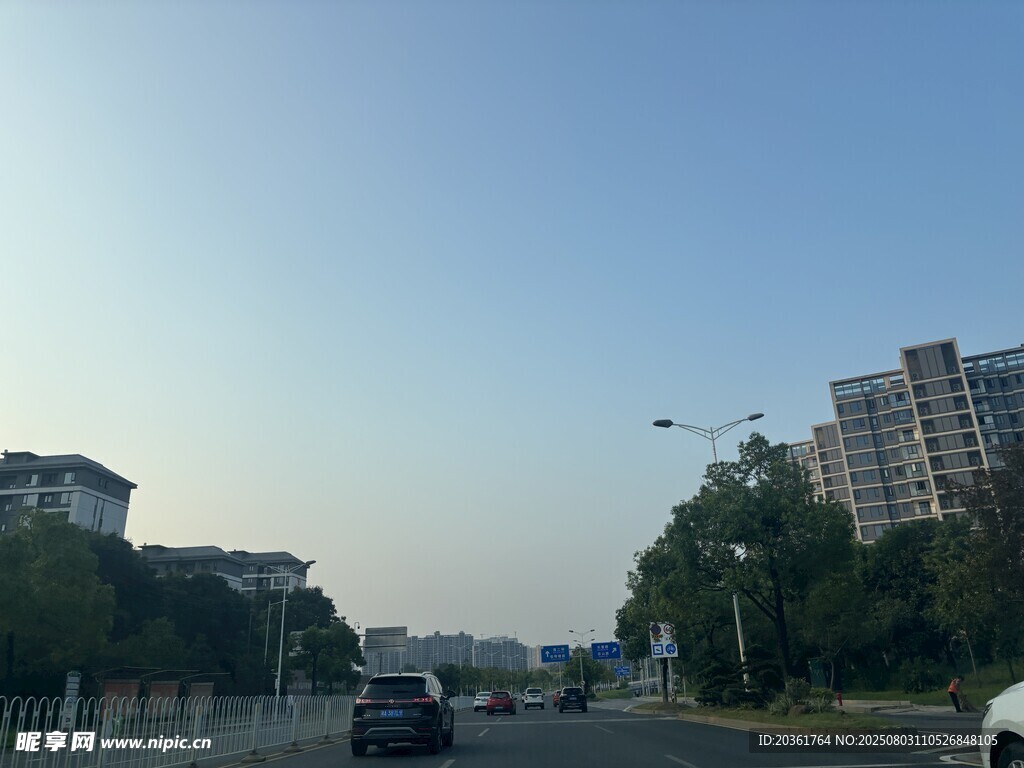 城市道路上的车辆与建筑