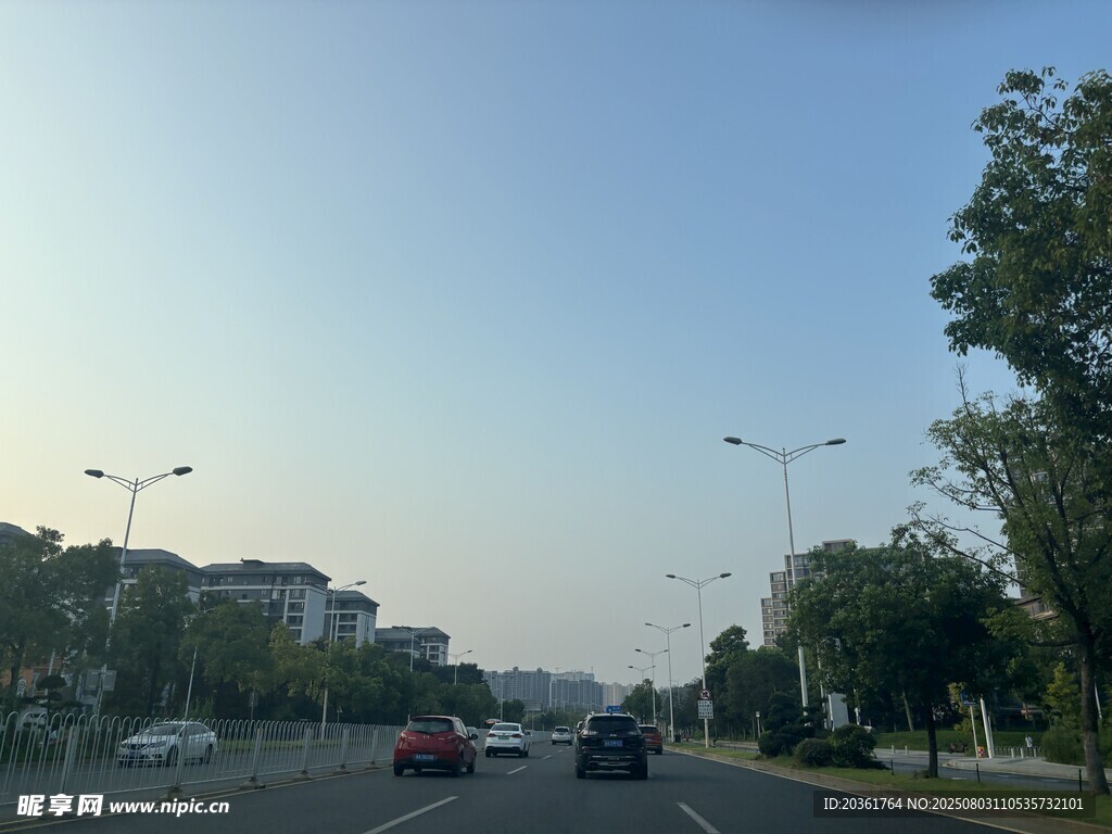 城市道路上行驶的车辆