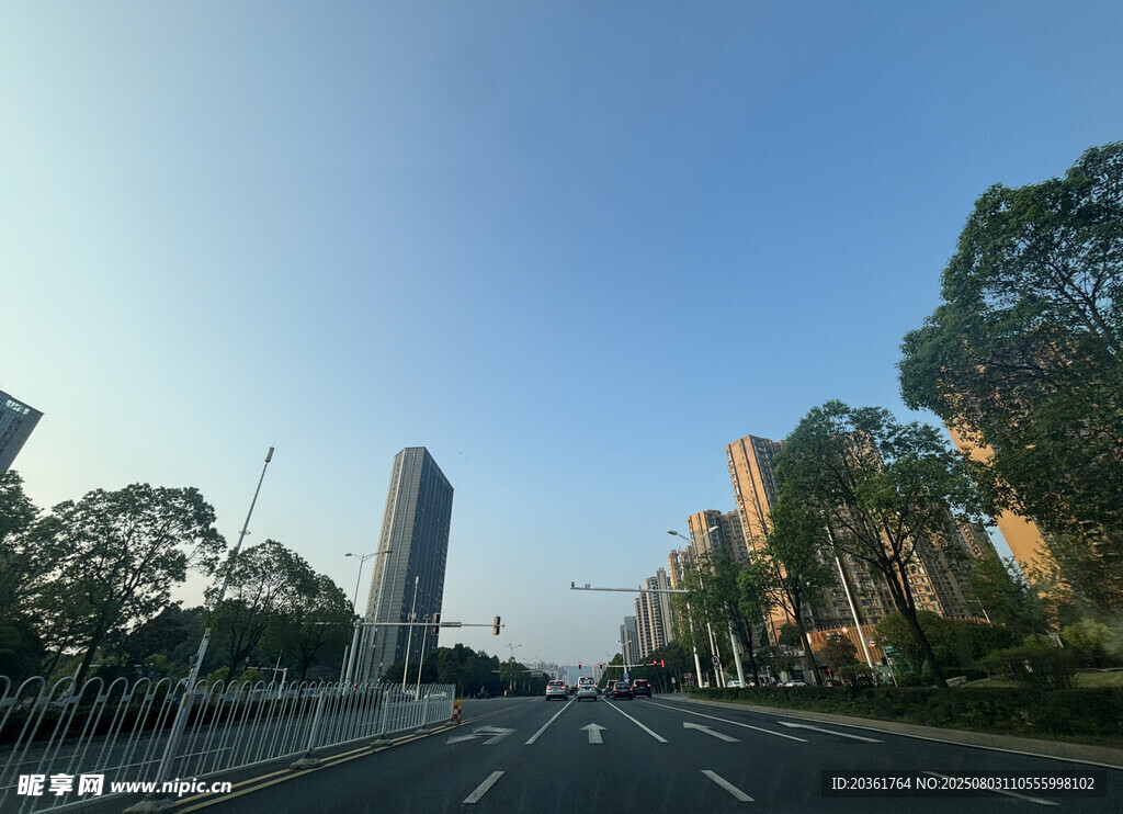 城市宽阔道路与两旁建筑