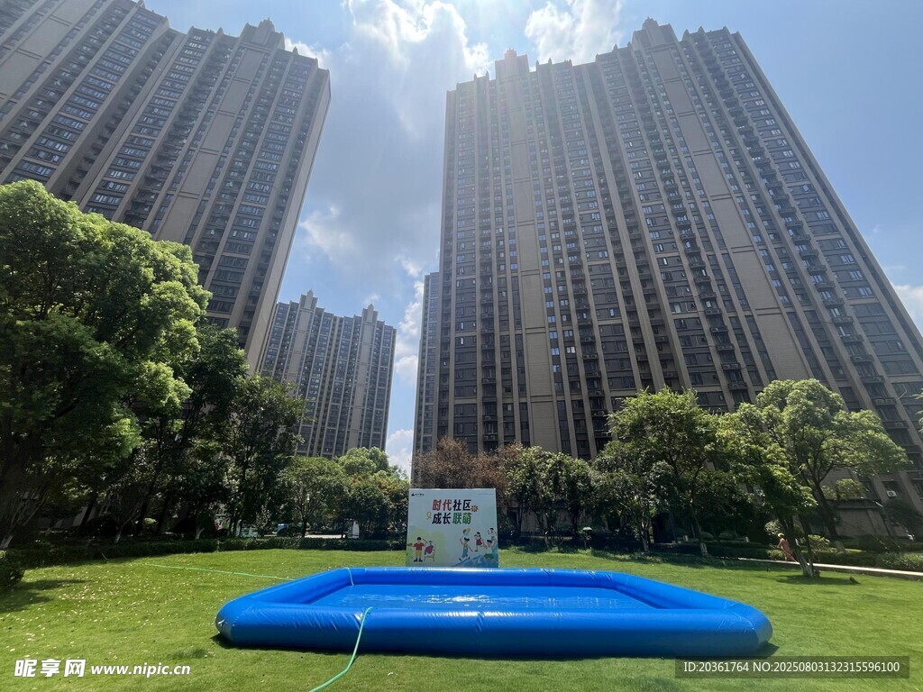 城市草坪上的蓝色充气物
