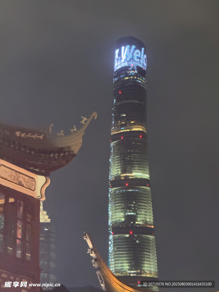 古今建筑辉映的城市夜景