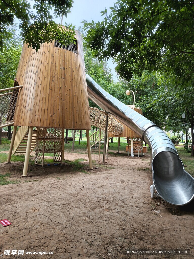 户外木质儿童滑梯游乐区