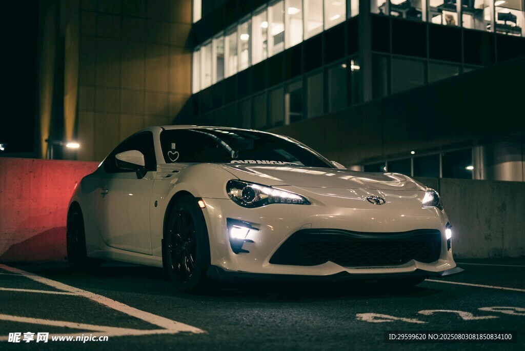 夜晚酷炫白色跑车