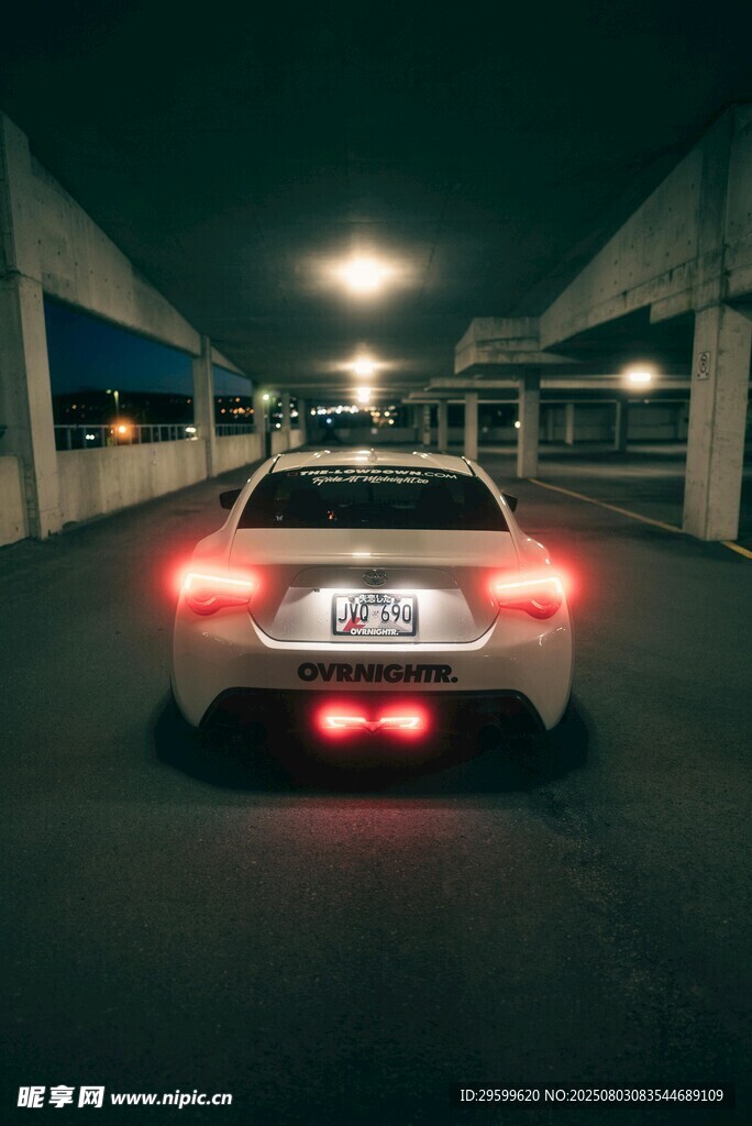 夜晚停车场中的亮尾灯轿车