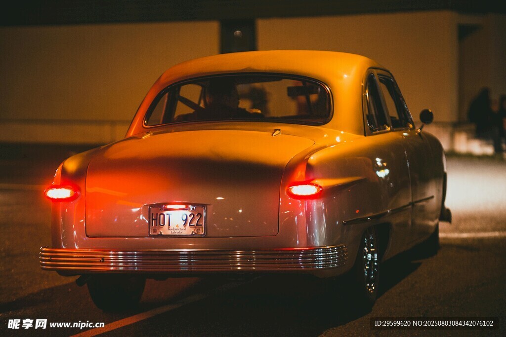 夜晚行驶的复古出租车
