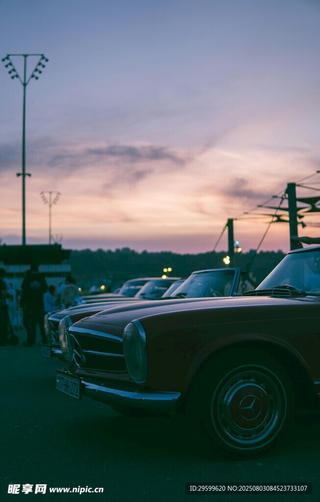黄昏下的复古汽车