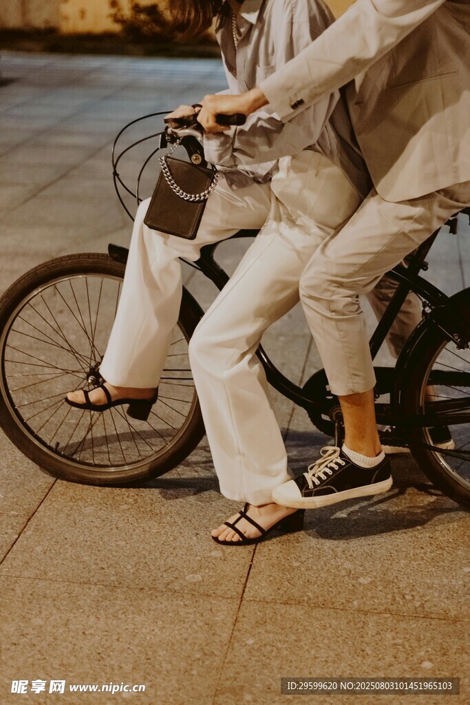 情侣共骑单车的浪漫瞬间