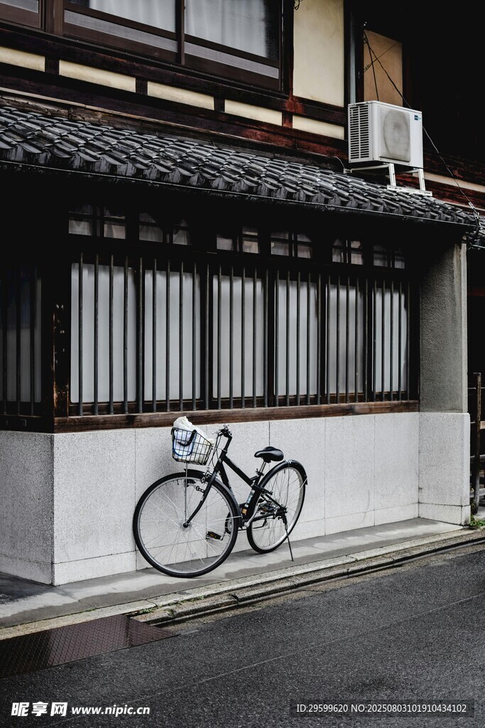 日式建筑旁停靠的自行车