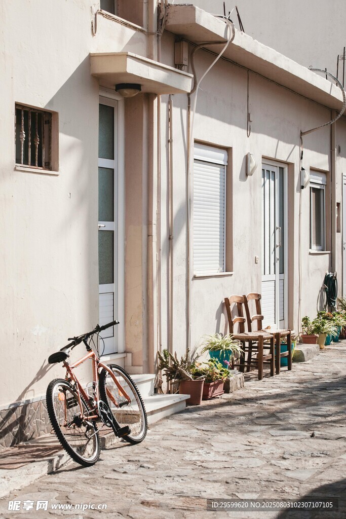 复古小屋外的自行车与绿植