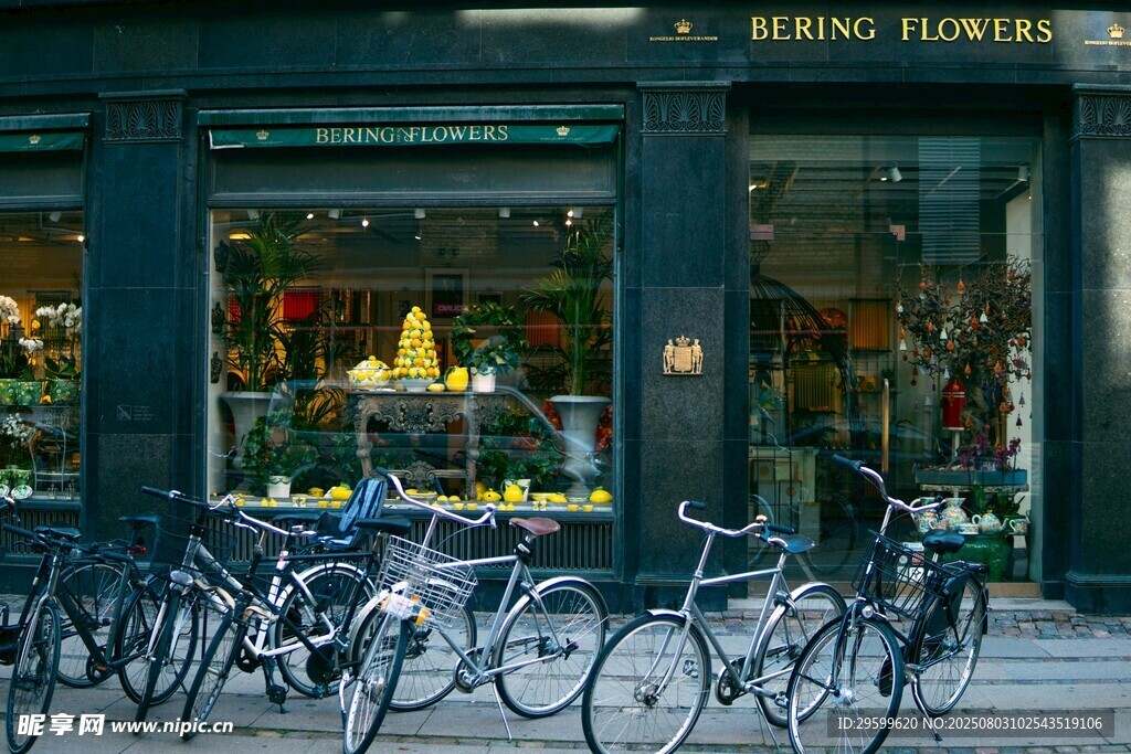 街边时尚店铺外的自行车阵