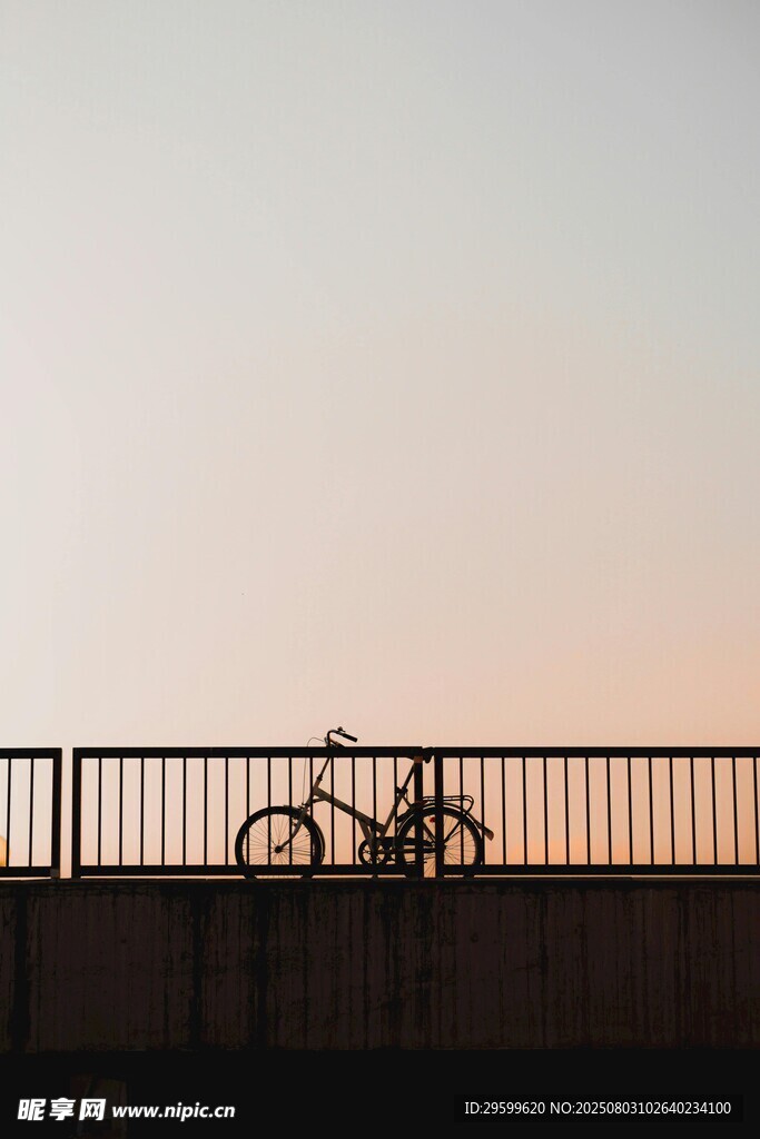 夕阳下的自行车与栏杆
