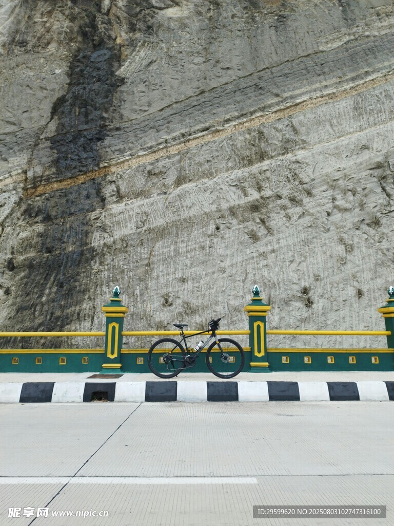 公路旁的山体与防护设施