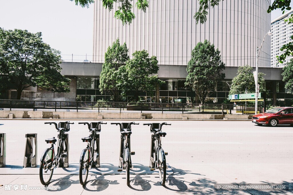 户外整齐停放的一排自行车