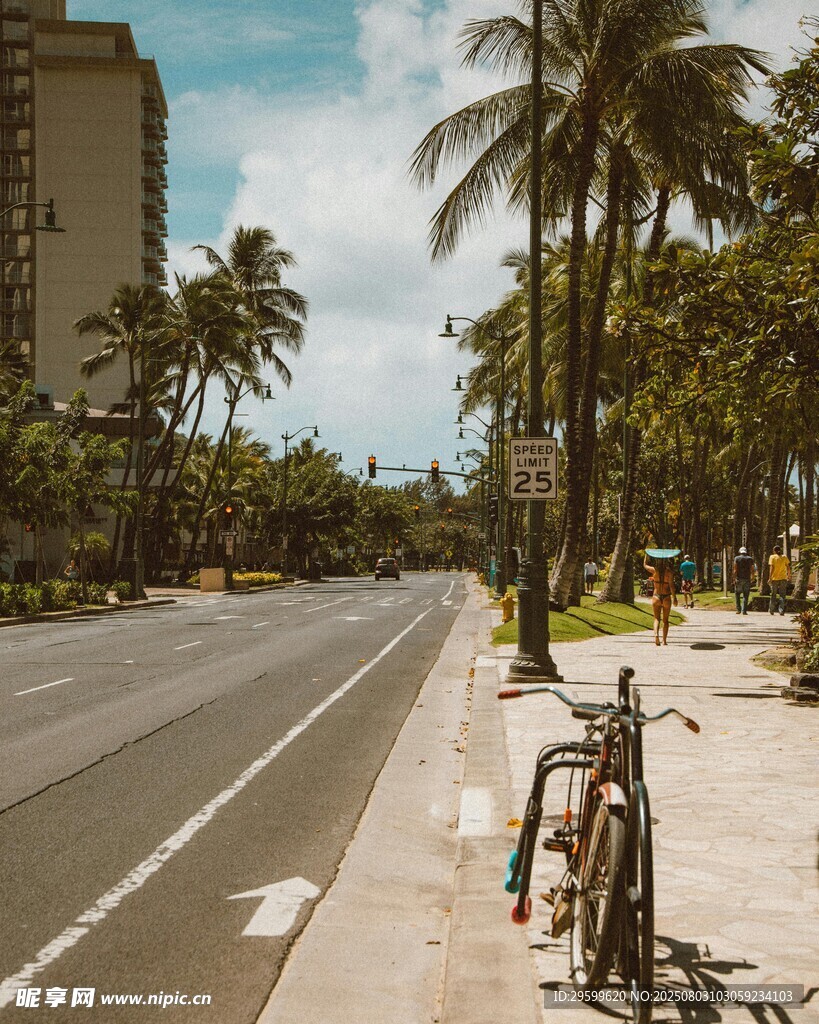 海滨公路旁的自行车停放处