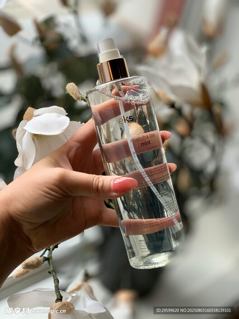 手持透明香水瓶特写