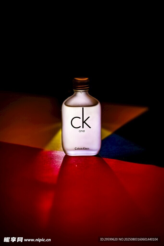 CK香水瓶特写