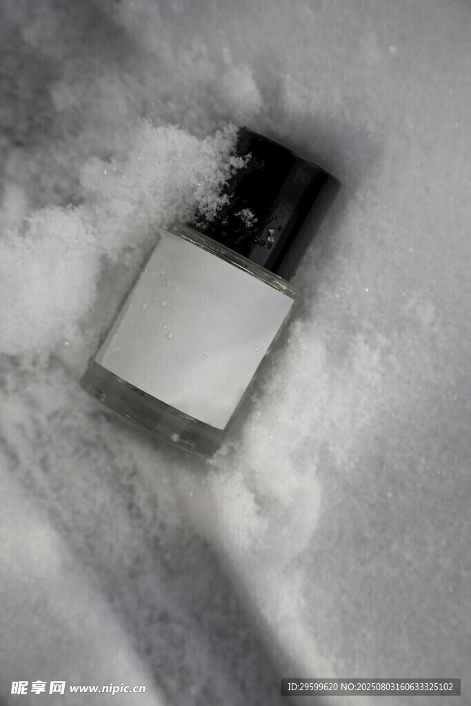 雪中的指甲油瓶