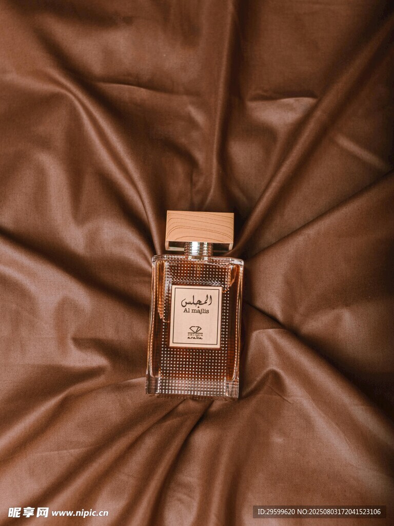 棕色绒面背景上的精致香水瓶